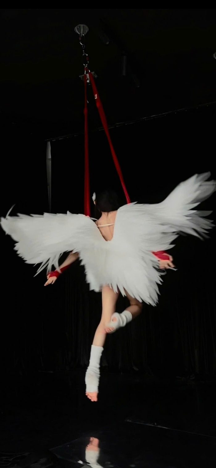 Thảo Nhi trên aerial strap