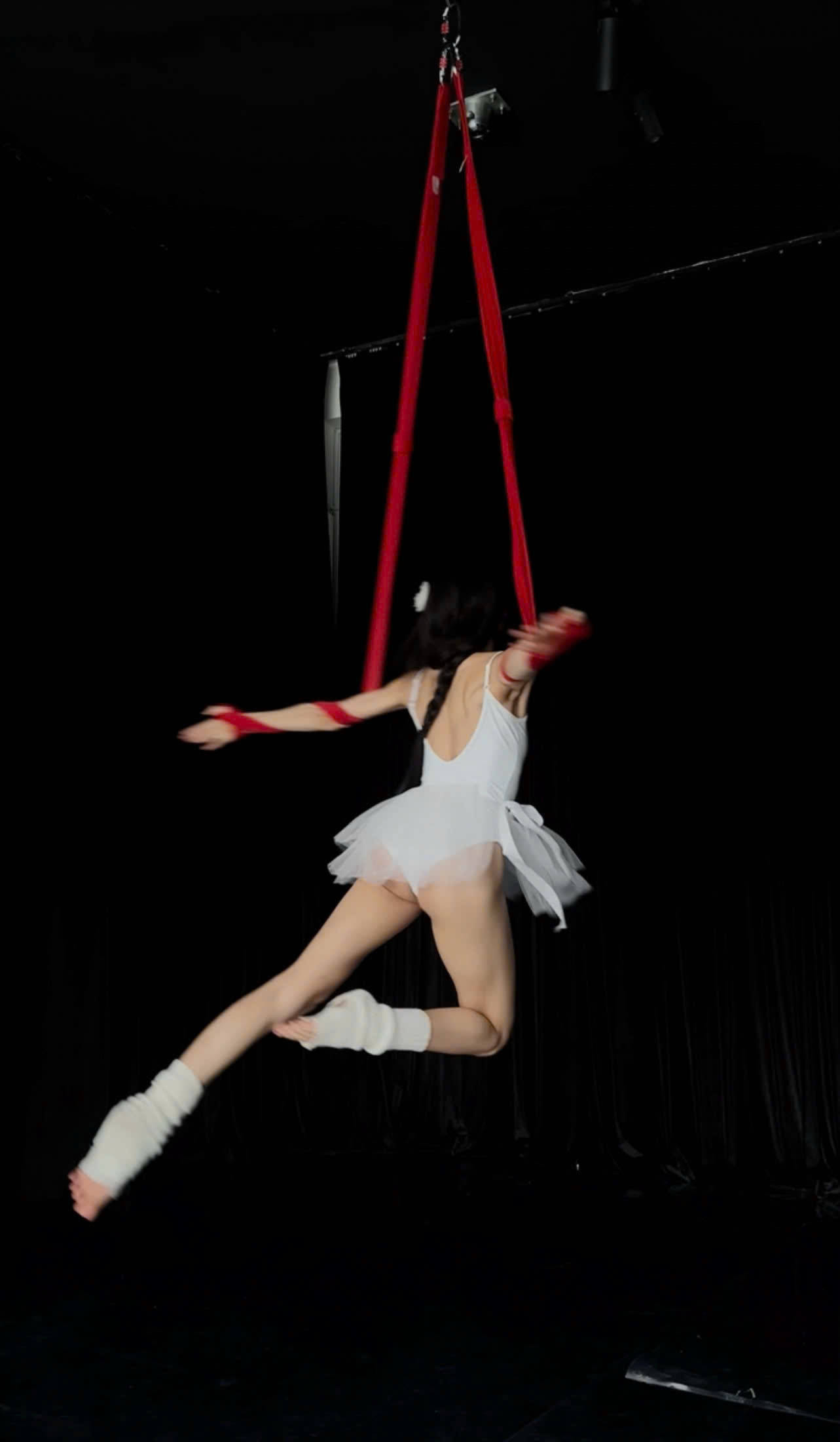Thảo Nhi trên aerial strap