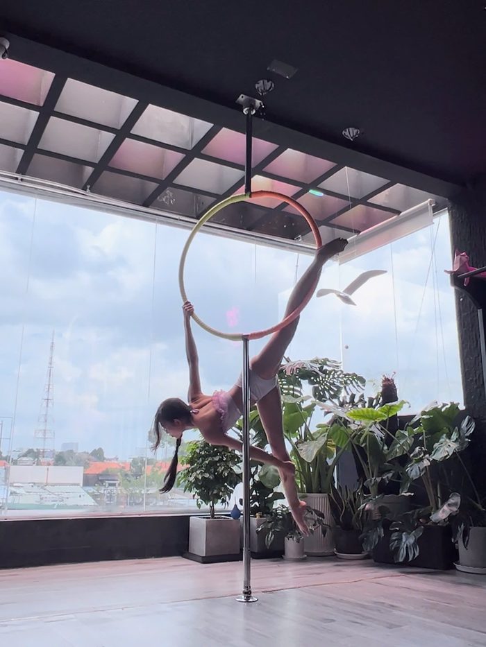Thảo Nhi trên lollipop hoop