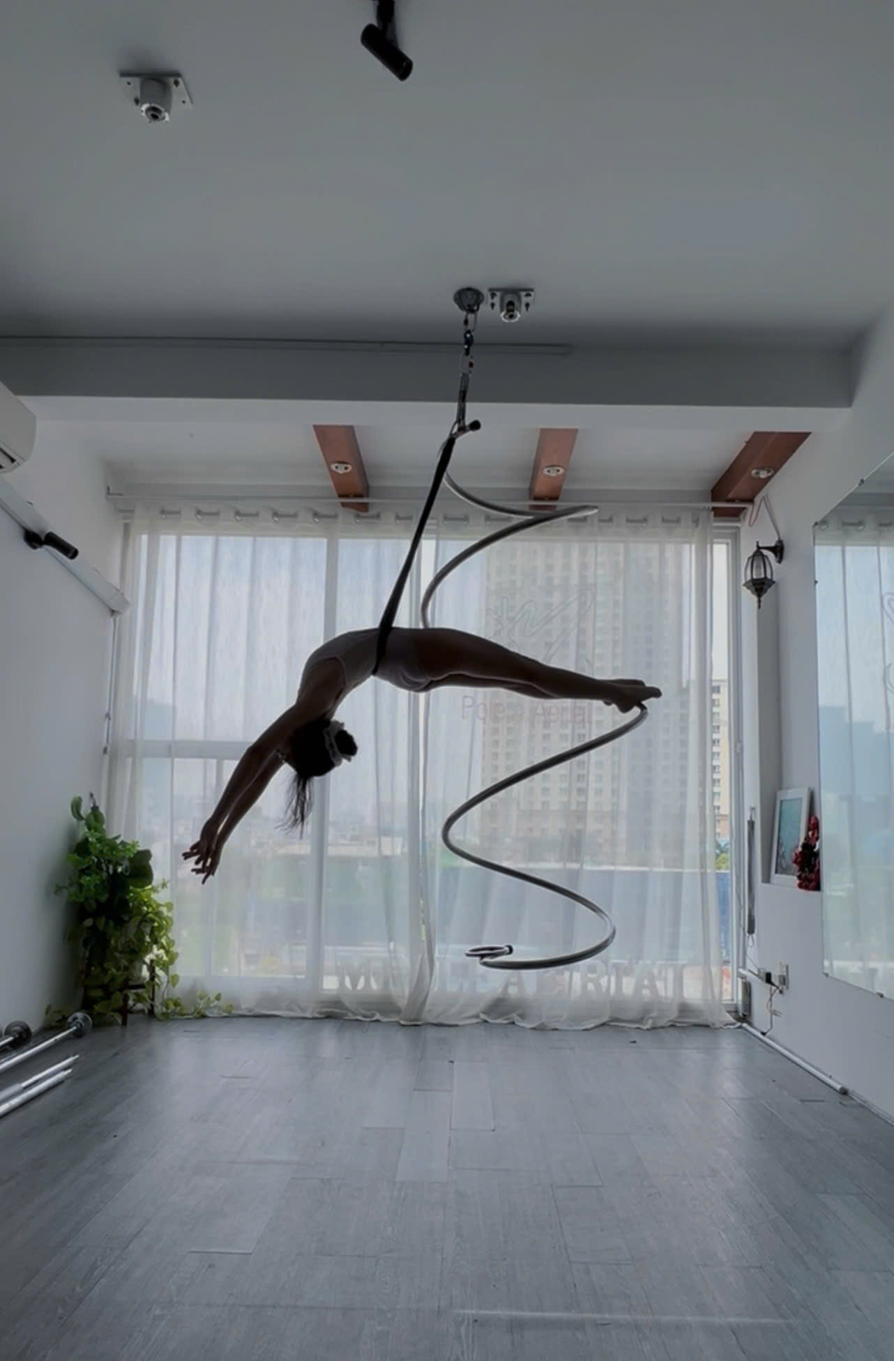 Thảo Nhi trên aerial spiral