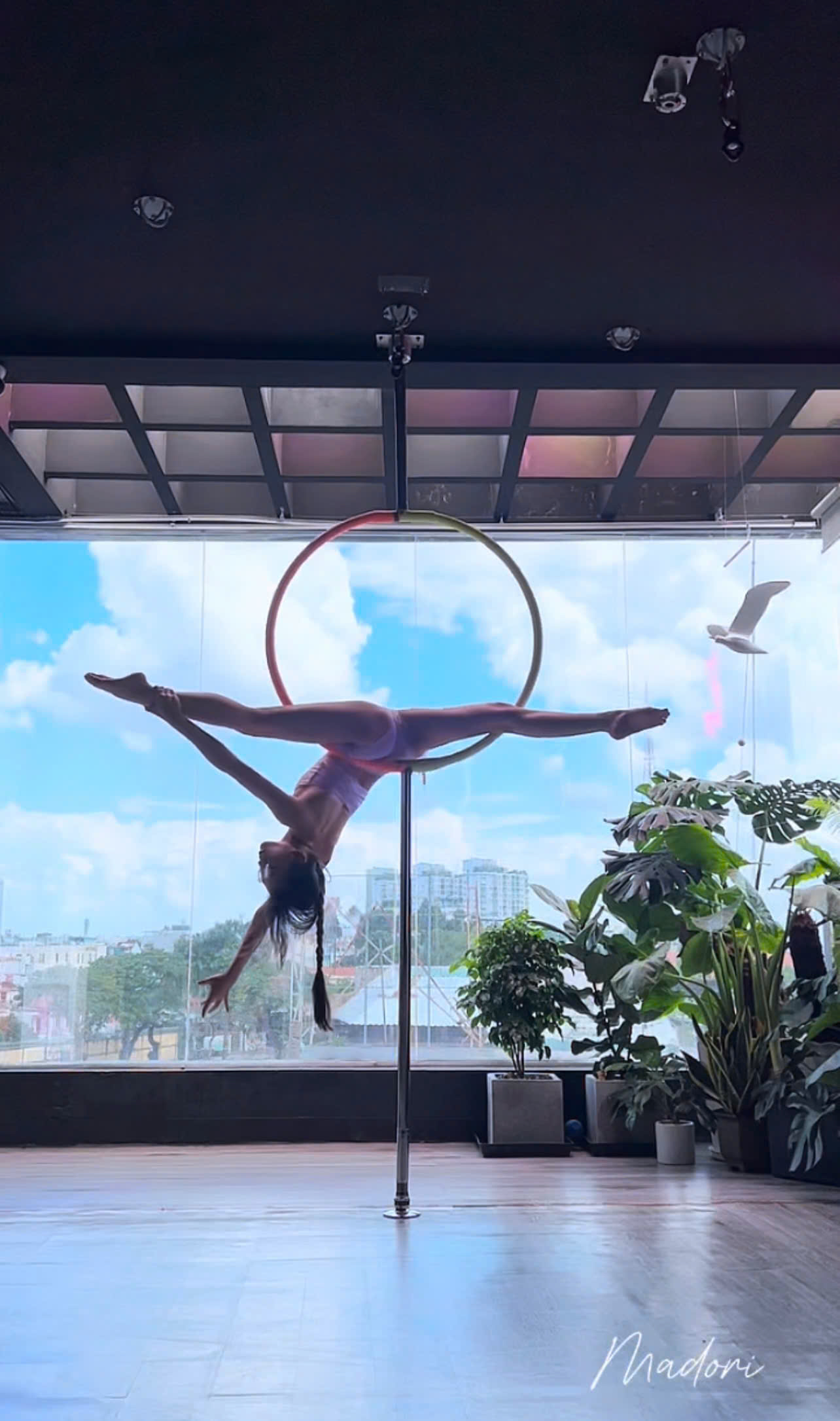 Thảo Nhi trên lollipop hoop